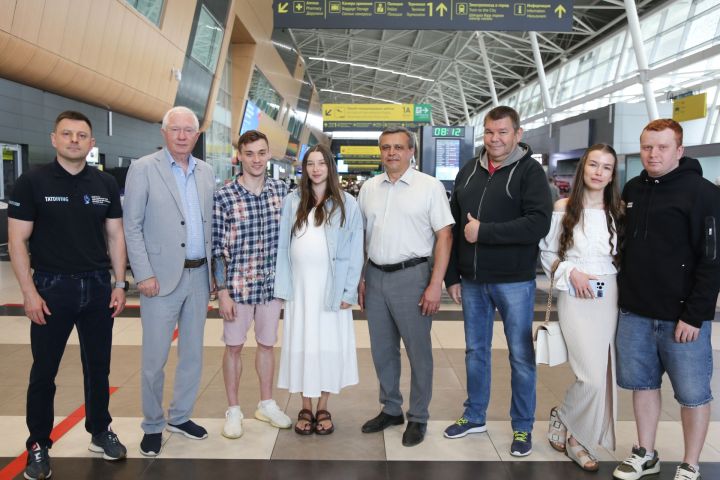 Серебряного призера ЧМ по прыжкам в воду Никиту Шлейхера тепло встретили в Казани - фото