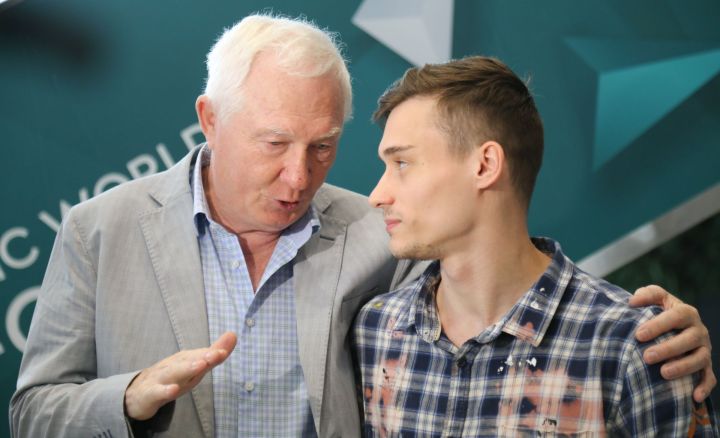 Серебряного призера ЧМ по прыжкам в воду Никиту Шлейхера тепло встретили в Казани - фото