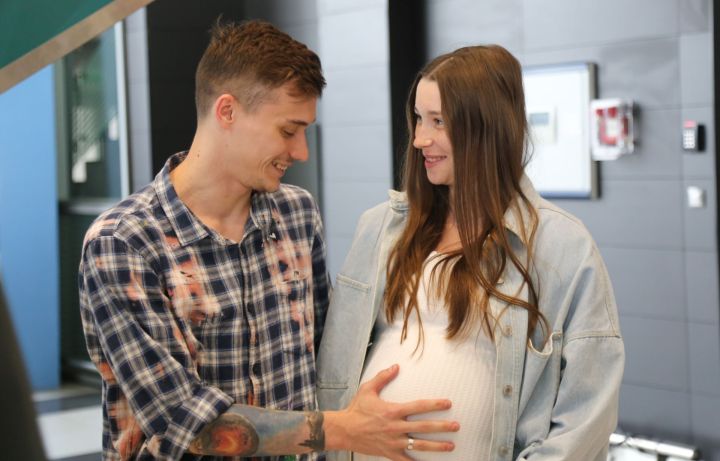 Серебряного призера ЧМ по прыжкам в воду Никиту Шлейхера тепло встретили в Казани - фото