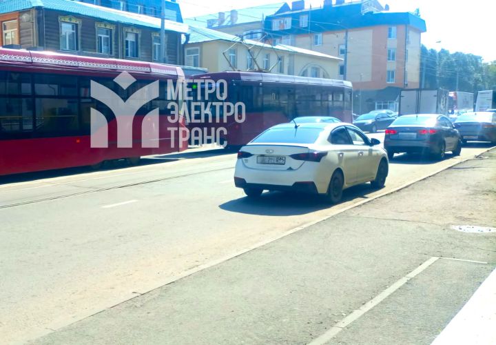 «ГАЗель» сбила пешехода на трамвайных путях в центре Казани - трамваи встали