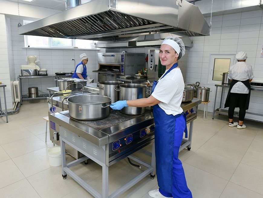 Друзья уже не спасают: к работе в школьных столовых Казани привлекут учащихся колледжей