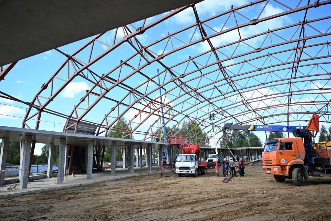 Метшин посетил строящийся спорткомплекс в форме капли в казанском «Салават Купере»