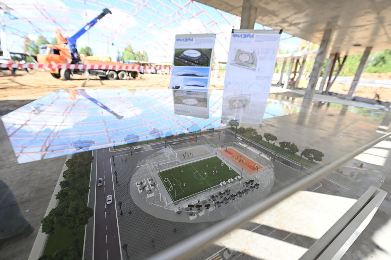 Метшин посетил строящийся спорткомплекс в форме капли в казанском «Салават Купере»