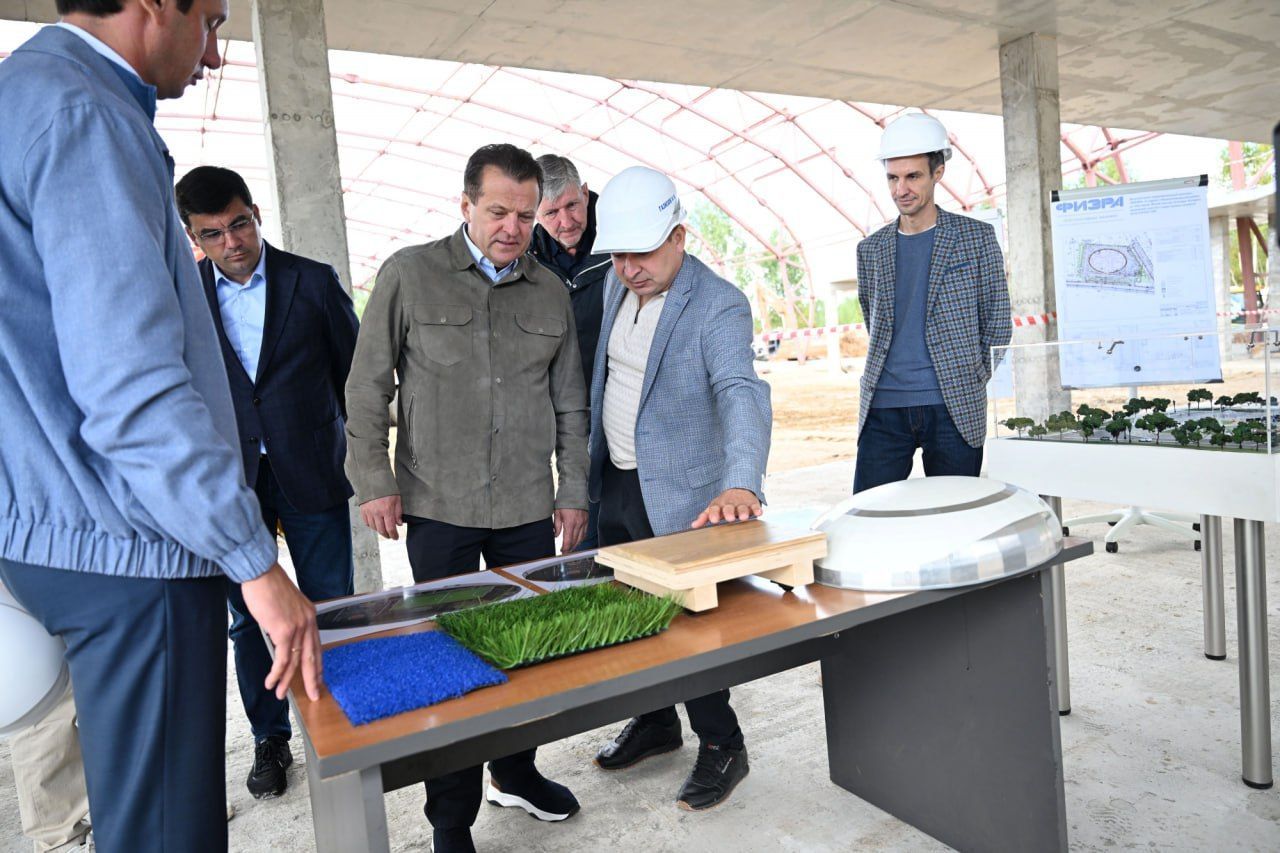 Метшин посетил строящийся спорткомплекс в форме капли в казанском «Салават Купере»