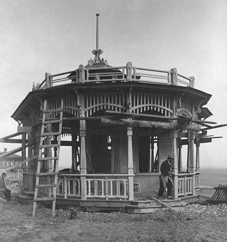 Нужны мужчины для монтажа: в Фуксовском саду Казани воссоздают историческую беседку