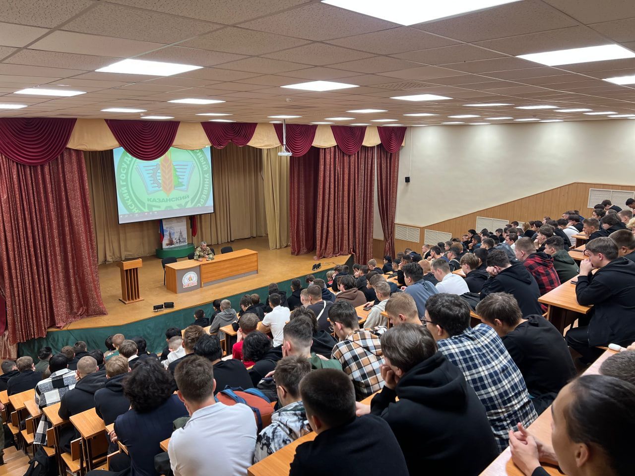 Ветеран СВО рассказал о фронтовой жизни студентам в Казани