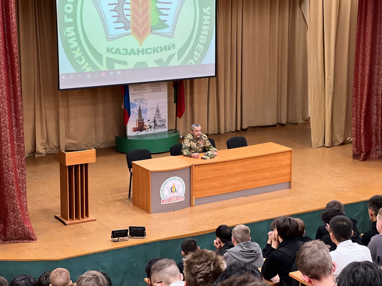 Ветеран СВО рассказал о фронтовой жизни студентам в Казани