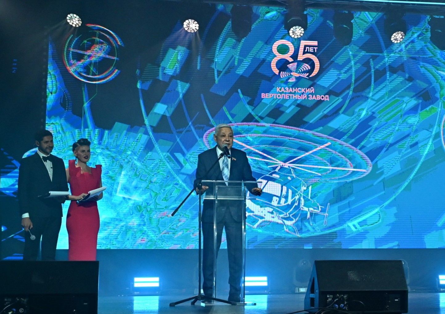 Мухаметшин поздравил коллектив КВЗ и ветеранов авиации с 85-летием предприятия