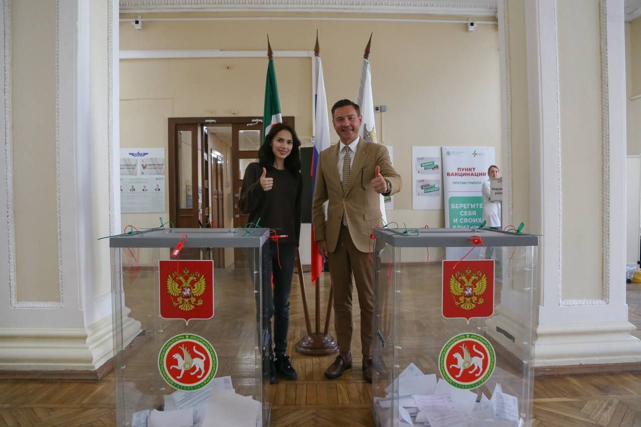 Глава Минспорта Владимир Леонов вместе с Алиной Загитовой пришел на выборы Раиса Татарстана
