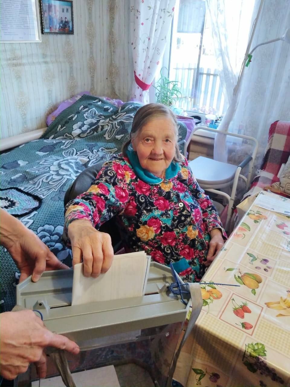 Столетние жители Татарстана смогли проголосовать на выборах Раиса на дому
