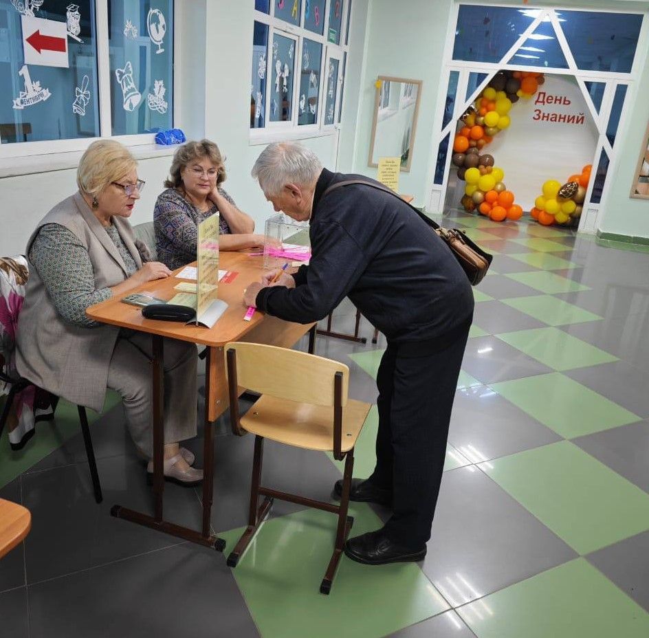 Дамир Фаттахов поделился фото с избирательных участков Бугульмы