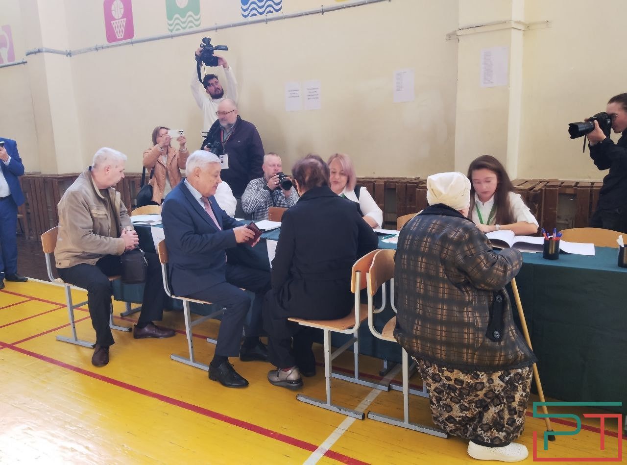 Фарид Мухаметшин с супругой проголосовали на выборах Раиса Татарстана