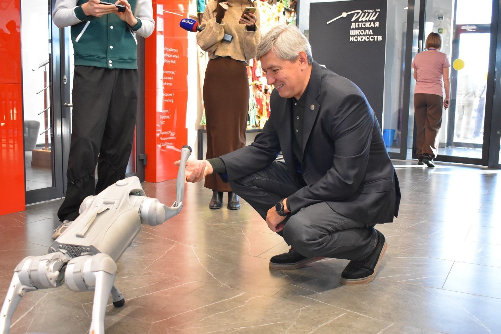 Роботы, собаки и блины: колоритно проходит Единый день голосования в Иннополисе