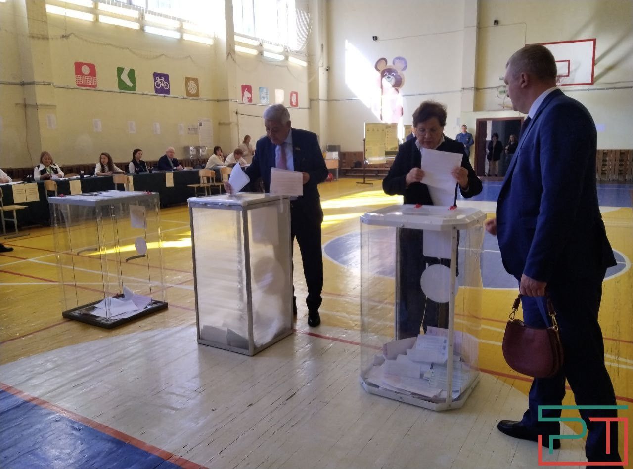 Фарид Мухаметшин с супругой проголосовали на выборах Раиса Татарстана