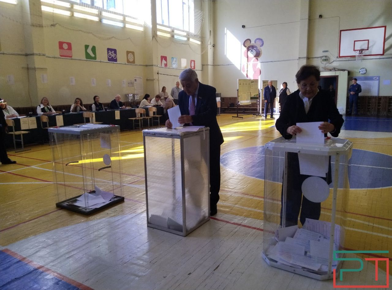 Фарид Мухаметшин с супругой проголосовали на выборах Раиса Татарстана