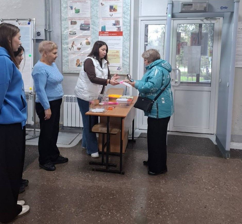 Дамир Фаттахов поделился фото с избирательных участков Бугульмы