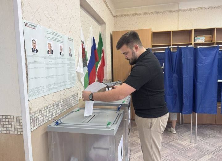 Глава Молодежного парламента Нургалиев проголосовал на выборах Раиса Татарстана