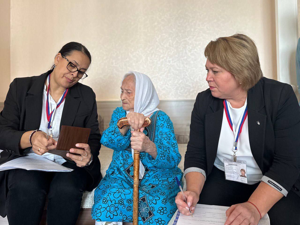 Столетние жители Татарстана смогли проголосовать на выборах Раиса на дому