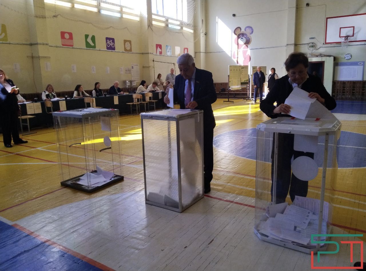 Фарид Мухаметшин с супругой проголосовали на выборах Раиса Татарстана