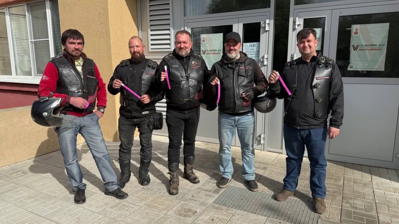 В Челнах «Ночные волки» прибыли на участок на мотоциклах для участия в выборах Раиса Татарстана