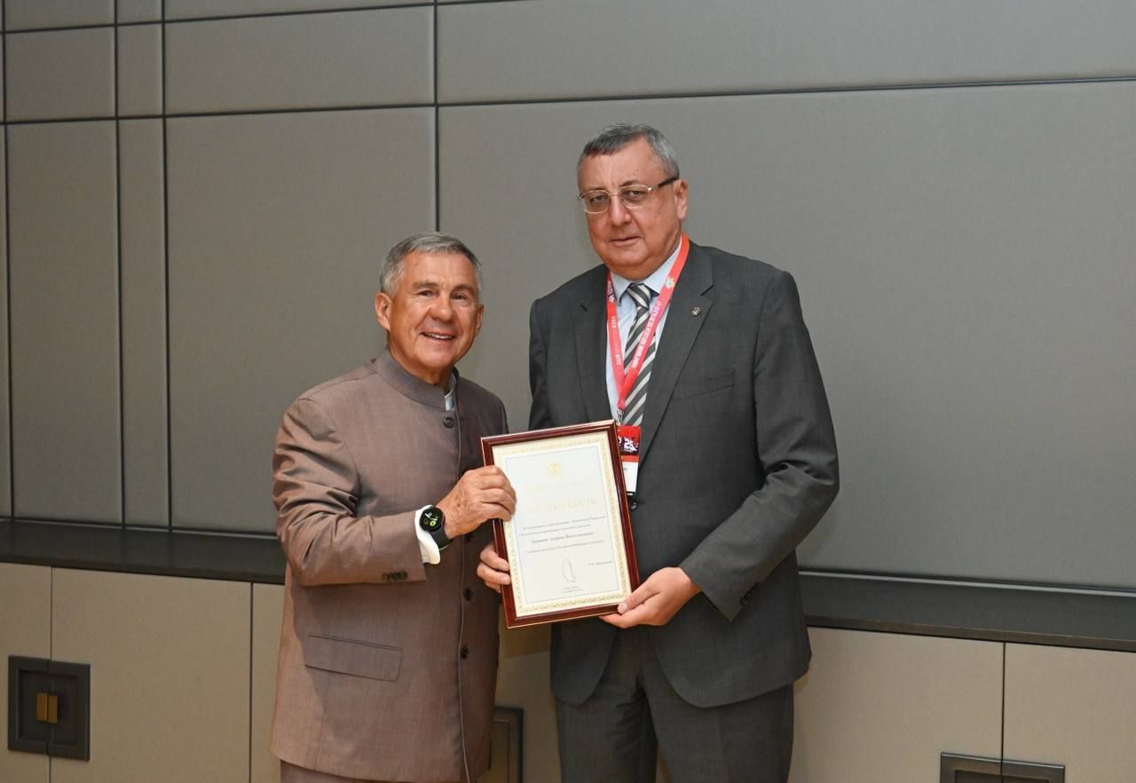 Минниханов вручил генконсулу России в Стамбуле Буравову Благодарность Раиса РТ