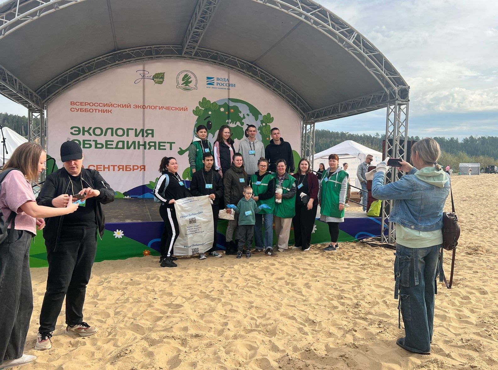 119 команд очистили берега озера Изумрудном в  субботнике «Зеленая Россия»