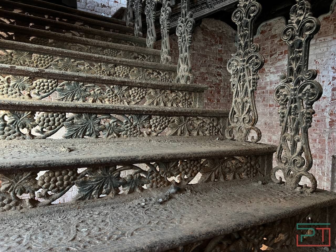 «Огромная молчаливая рана в центре Казани»: что происходит с Александровским пассажем