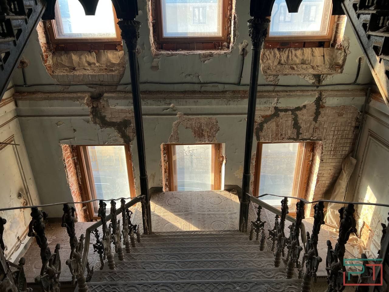 «Огромная молчаливая рана в центре Казани»: что происходит с Александровским пассажем