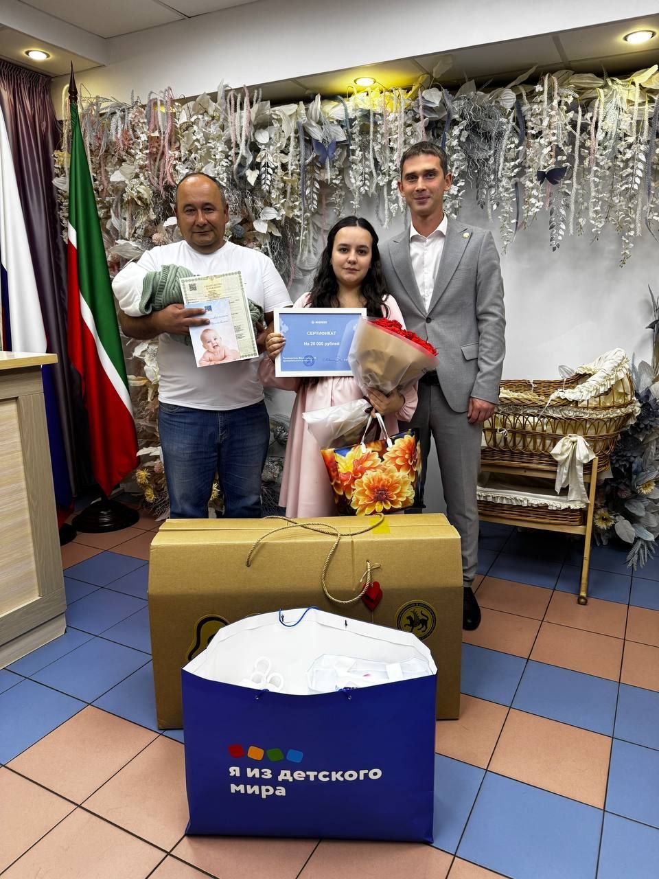 Мэр Менделеевска поздравил жену бойца СВО с рождением первенца