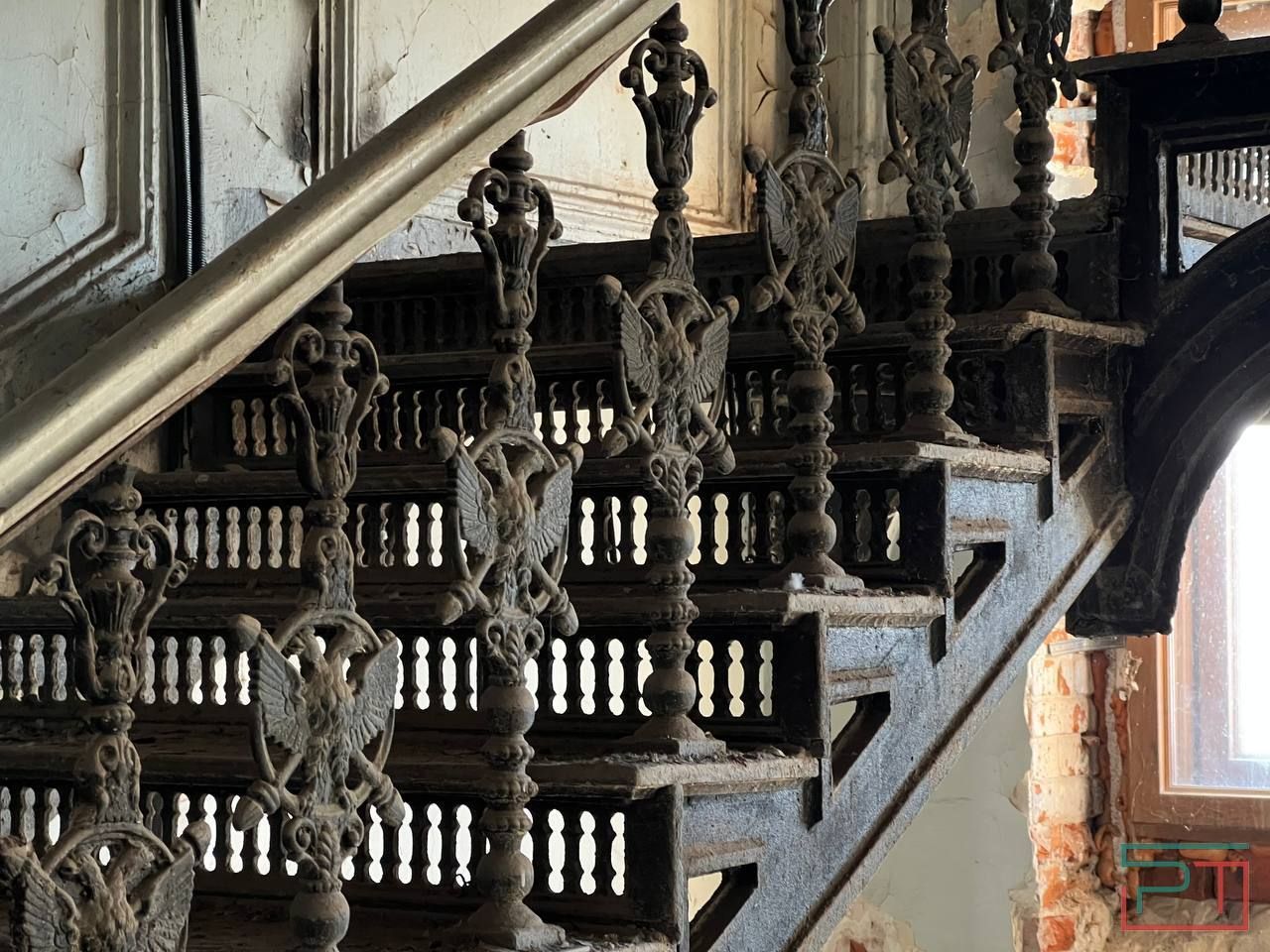 «Огромная молчаливая рана в центре Казани»: что происходит с Александровским пассажем