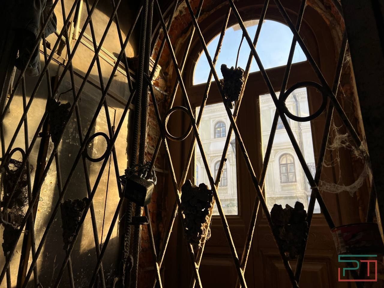 «Огромная молчаливая рана в центре Казани»: что происходит с Александровским пассажем