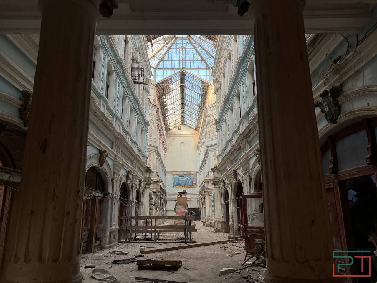 «Огромная молчаливая рана в центре Казани»: что происходит с Александровским пассажем