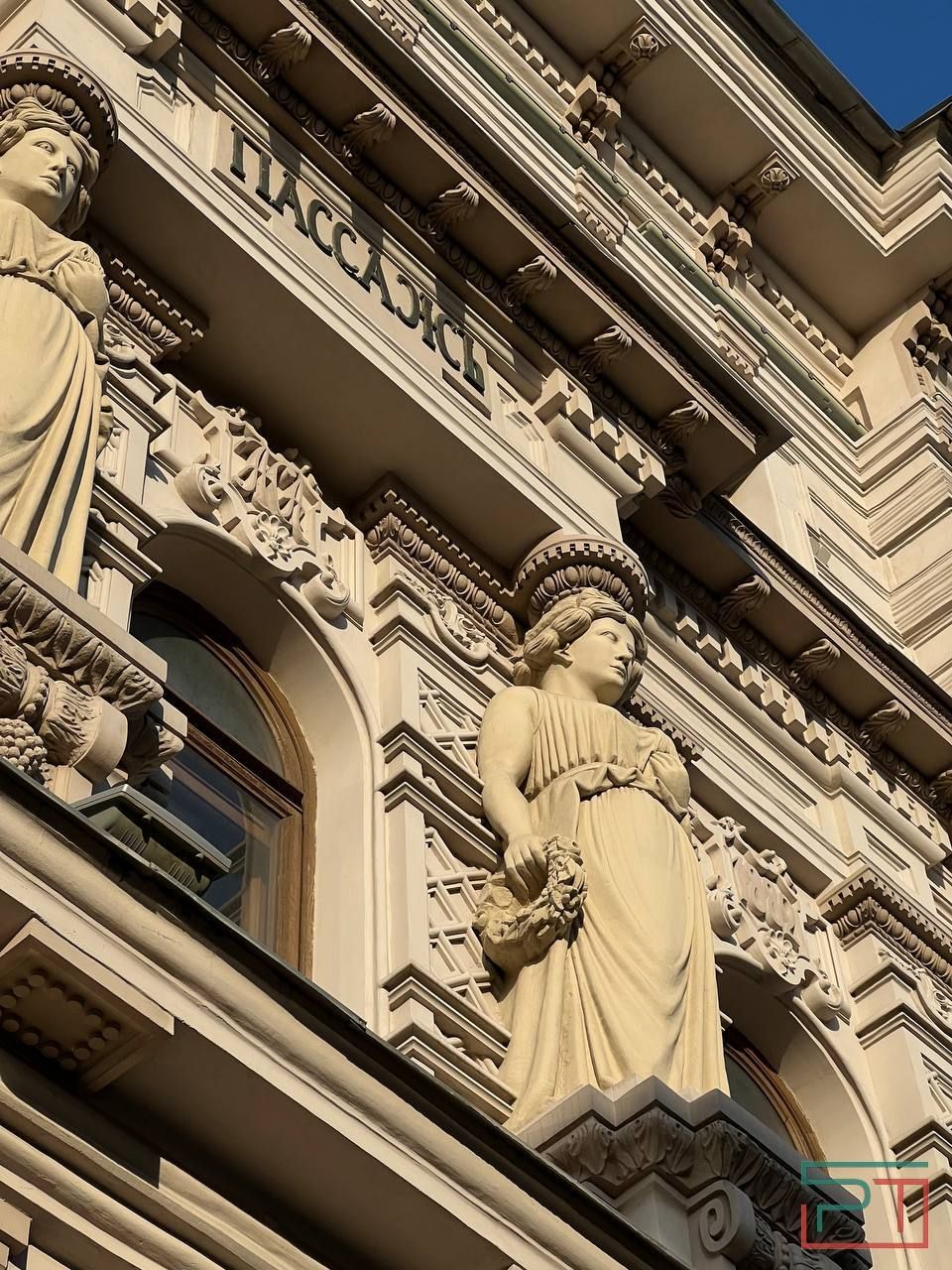 «Огромная молчаливая рана в центре Казани»: что происходит с Александровским пассажем