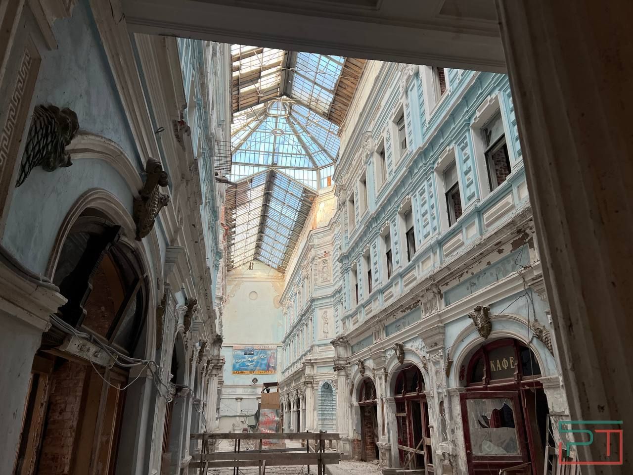 «Огромная молчаливая рана в центре Казани»: что происходит с Александровским пассажем