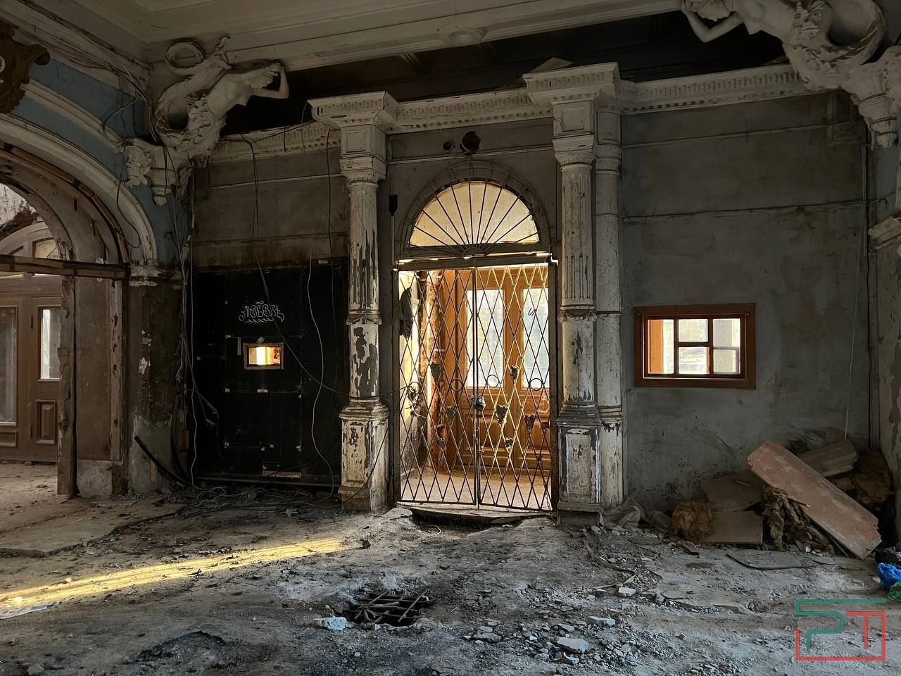 «Огромная молчаливая рана в центре Казани»: что происходит с Александровским пассажем