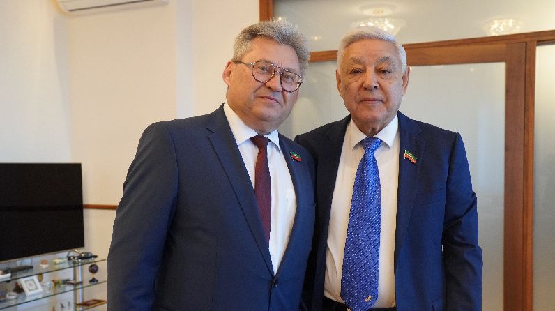 Мухаметшин вручил Фомичеву удостоверение депутата Госсовета