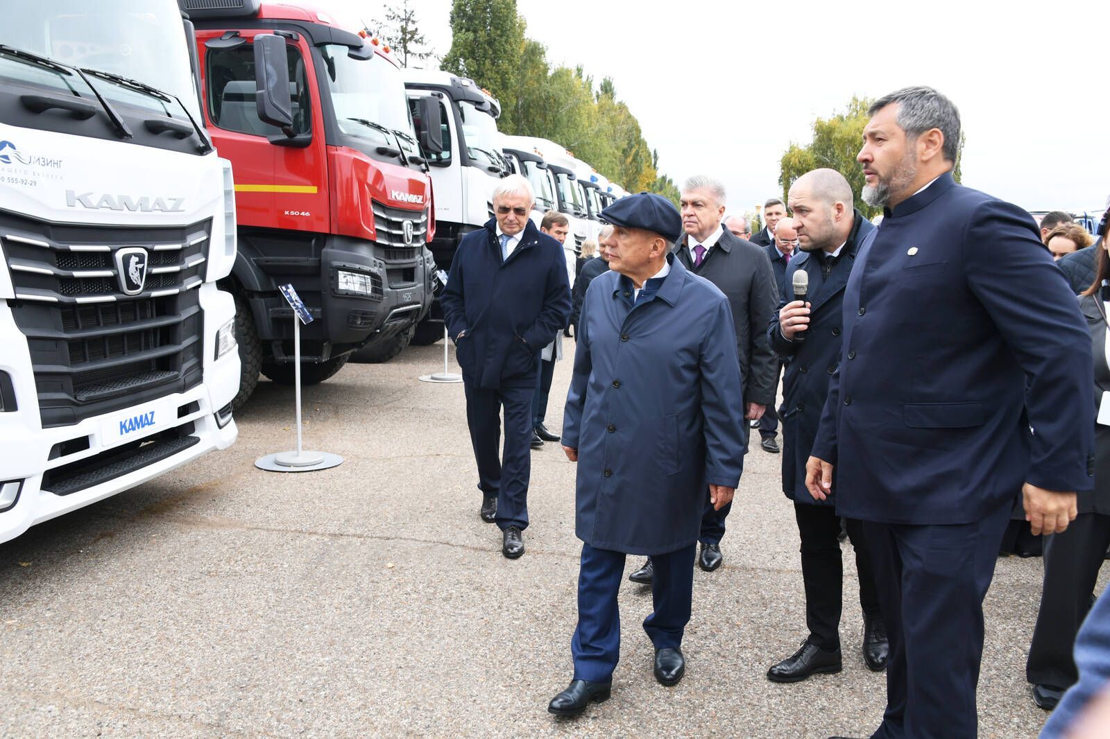 Минниханов в Челнах осмотрел новые КАМАЗы на выставке ко Дню машиностроителя