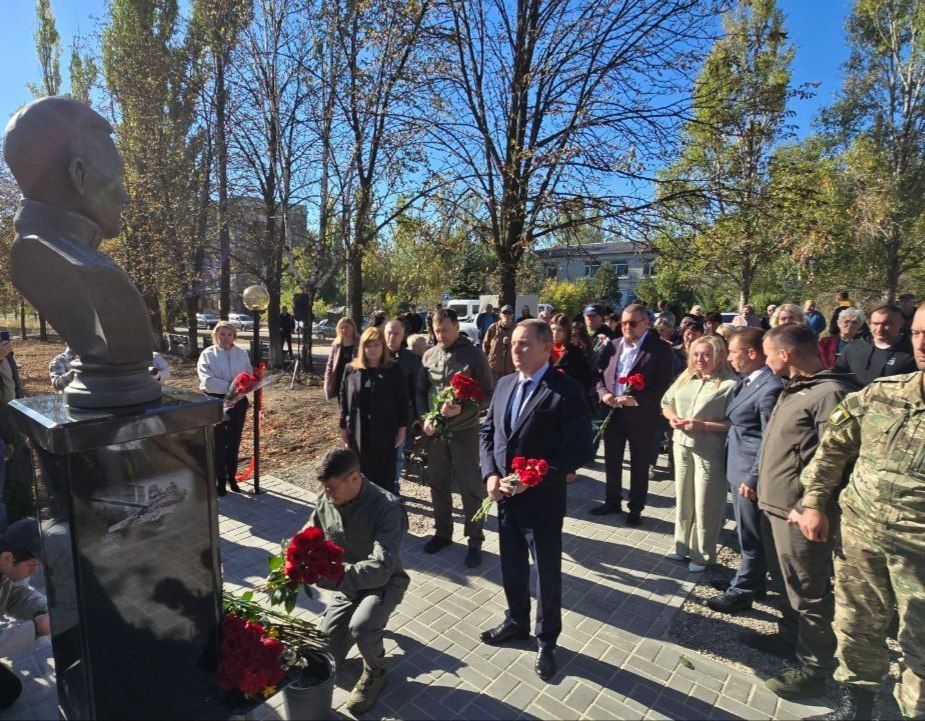 В Золотом открыли бюст Героя России из Татарстана Исламова