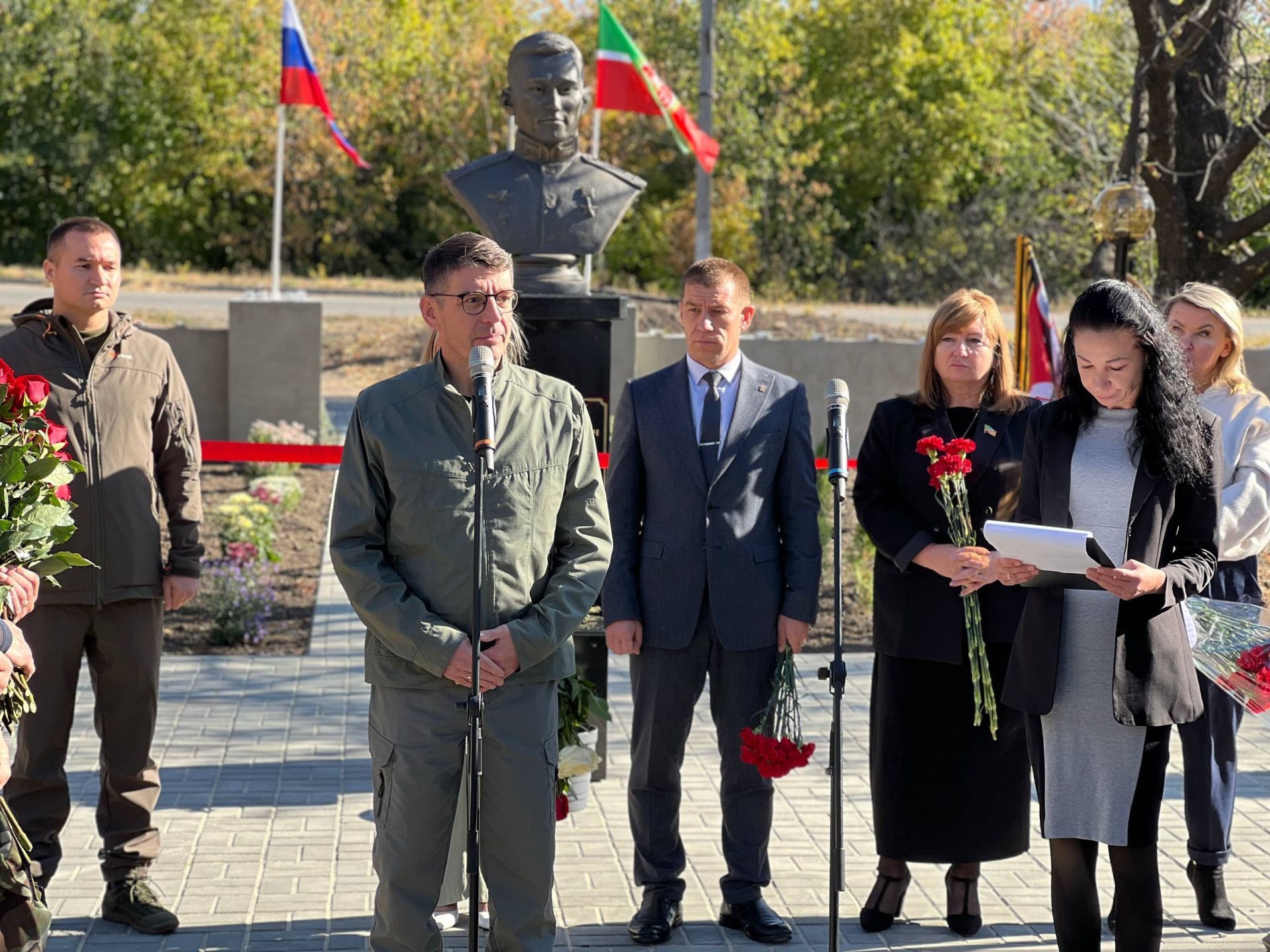 В Золотом открыли бюст Героя России из Татарстана Исламова