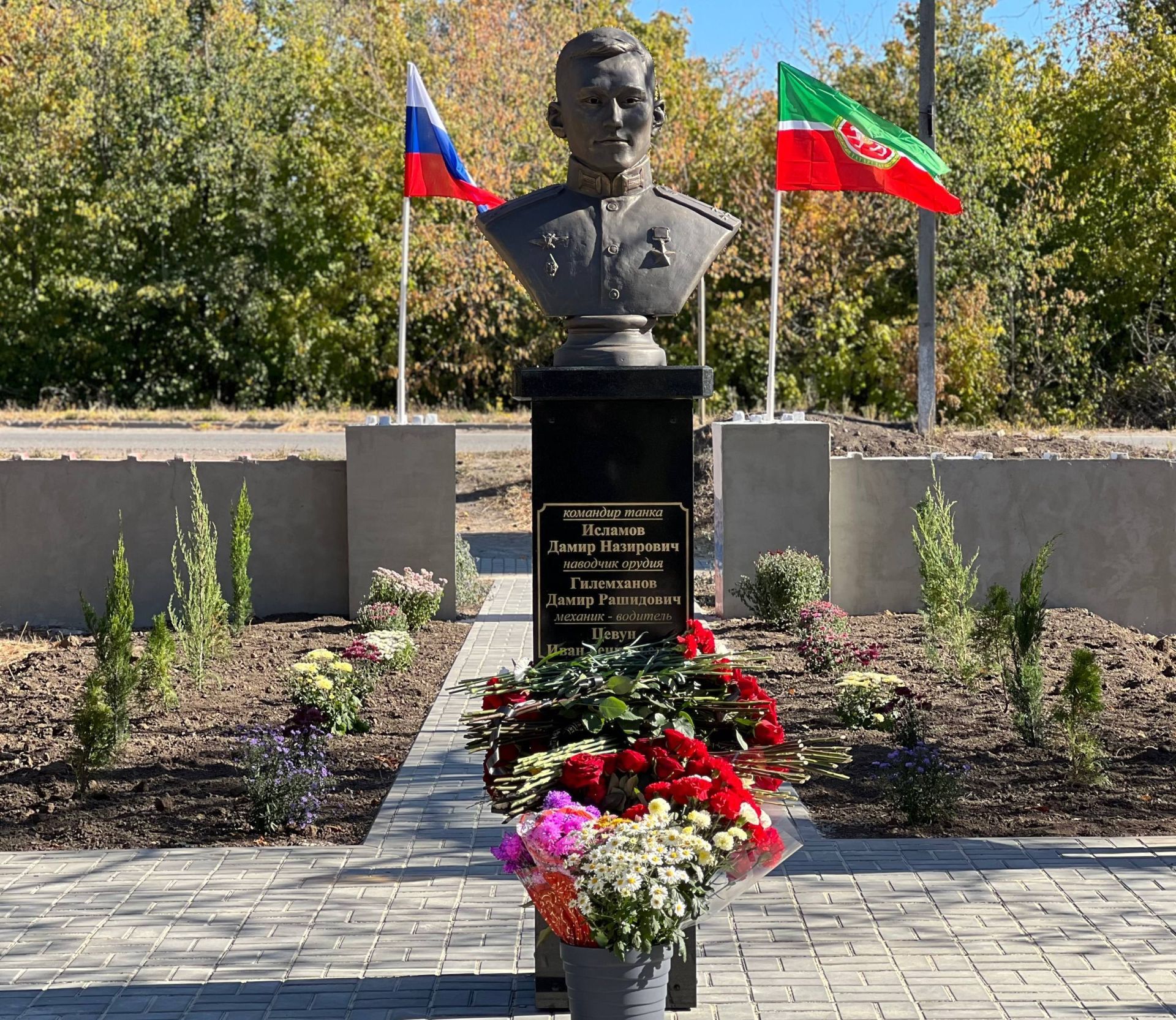 В Золотом открыли бюст Героя России из Татарстана Исламова