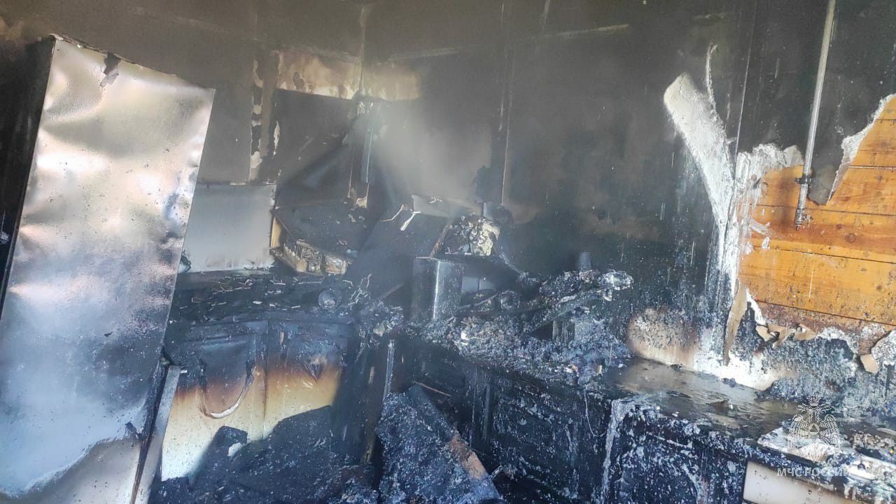 Огнеборцы спасли 81-летнюю женщину на пожаре в Сабинском районе