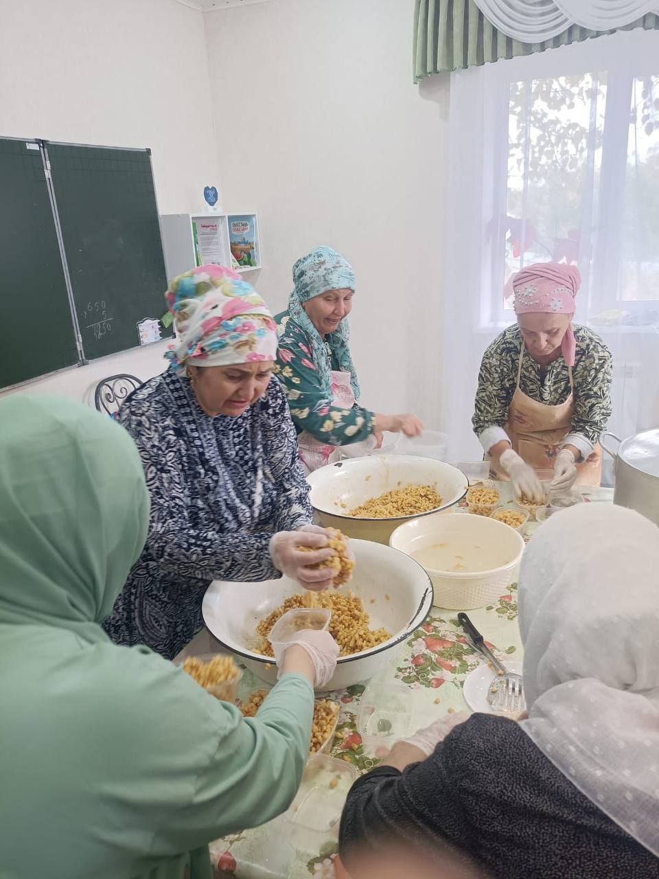 Прихожане мечети в Лаишеве приготовили чак-чак для участников СВО