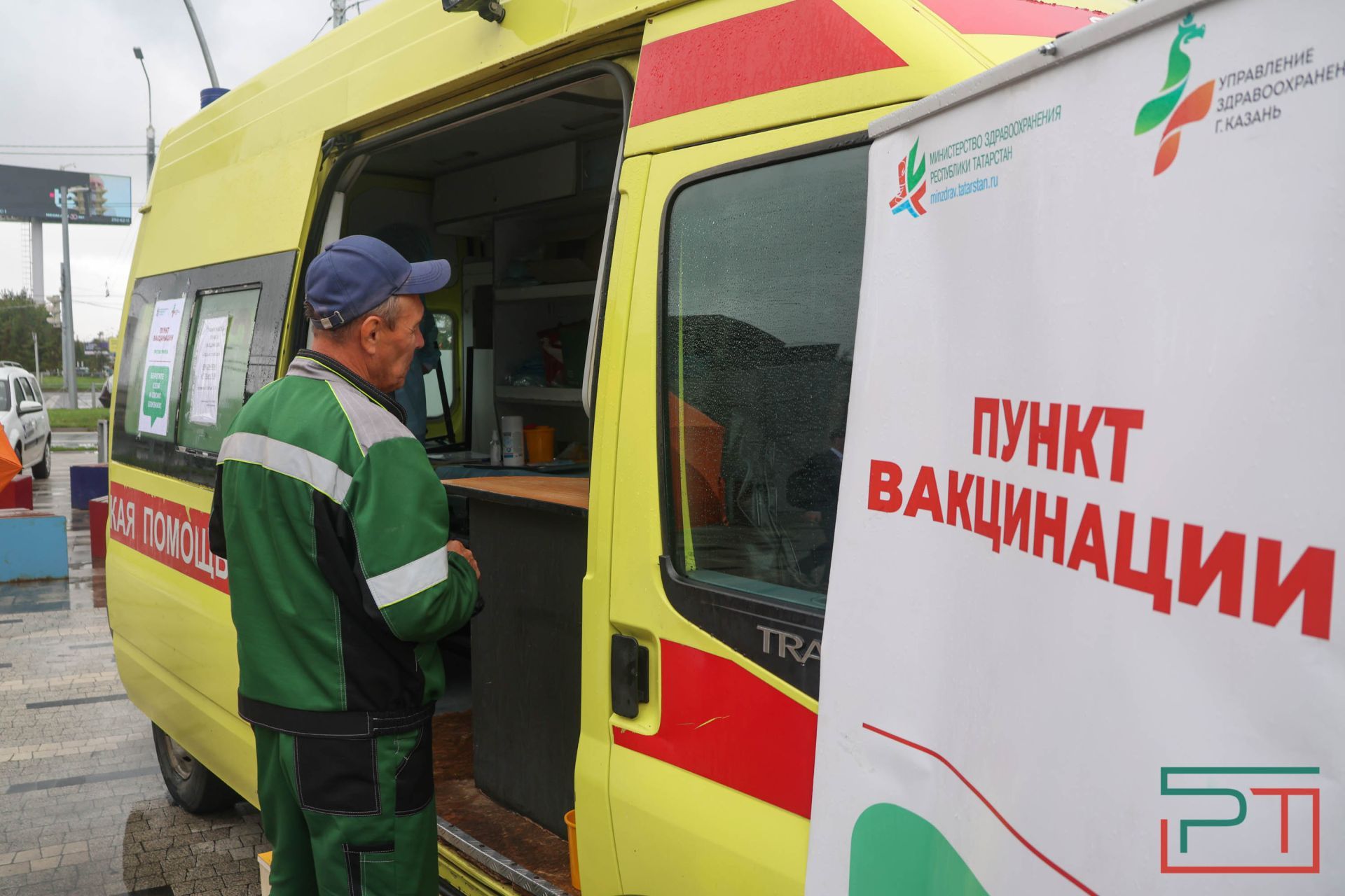 У станций метро в Казани начали работу пункты вакцинации