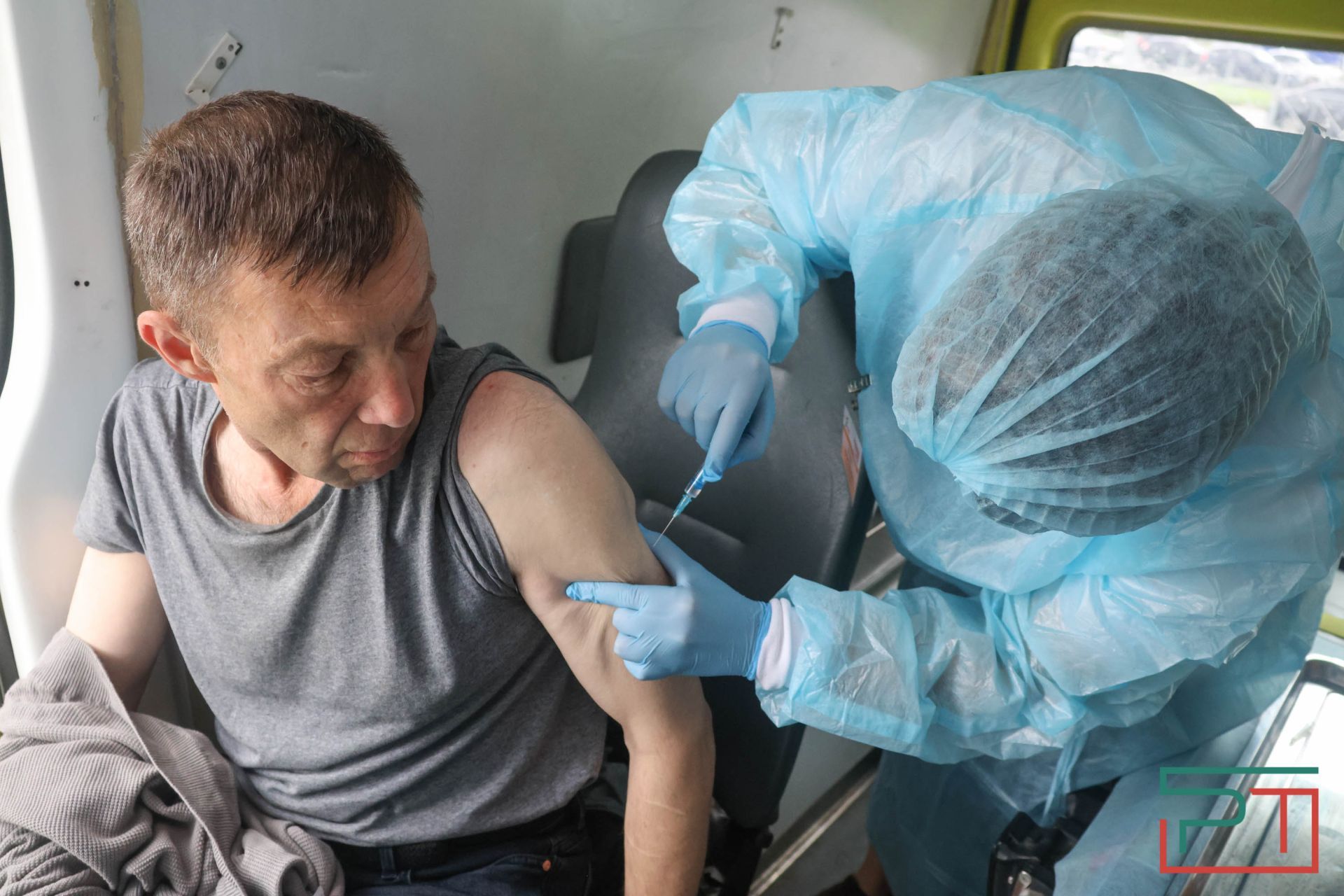 У станций метро в Казани начали работу пункты вакцинации