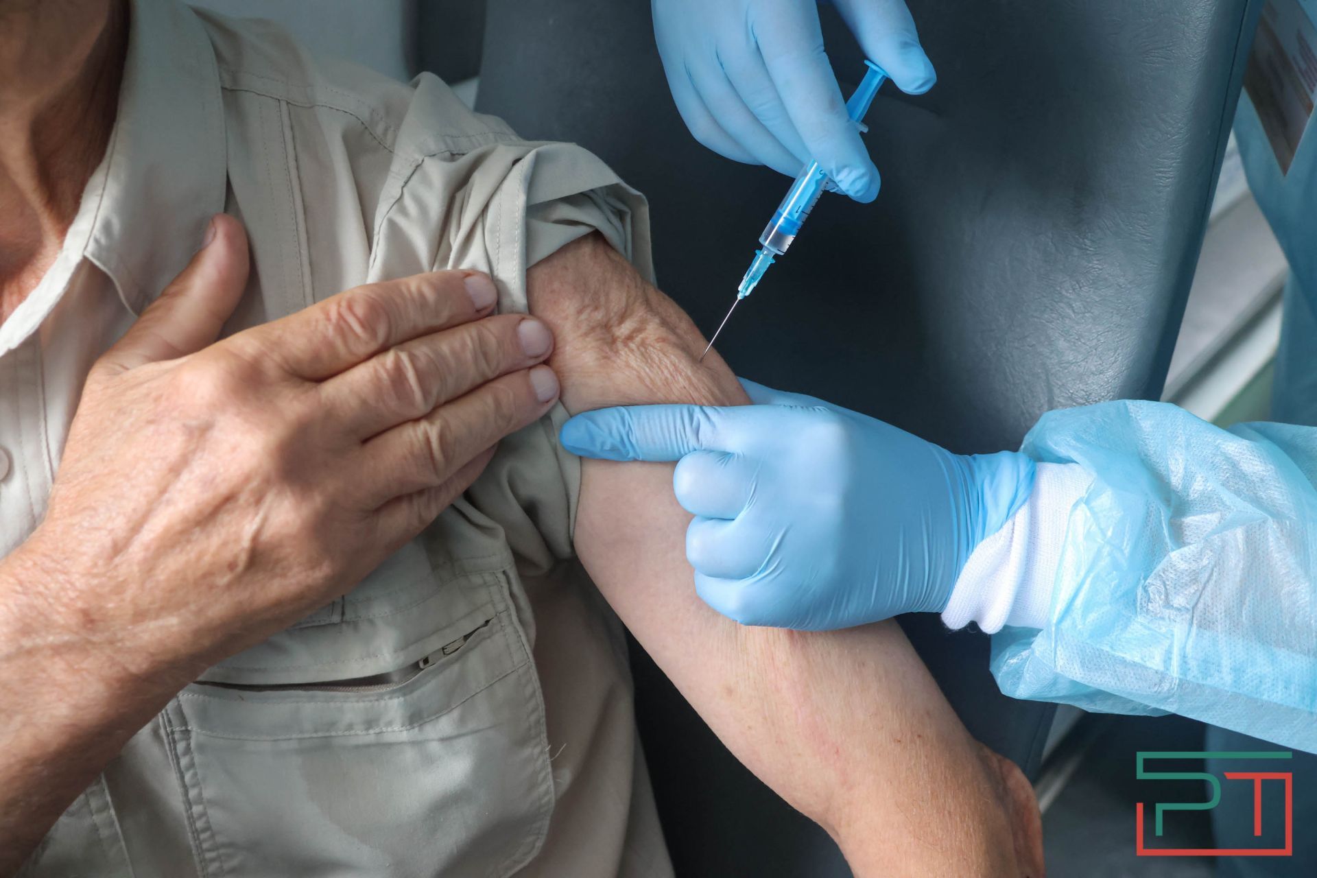 У станций метро в Казани начали работу пункты вакцинации