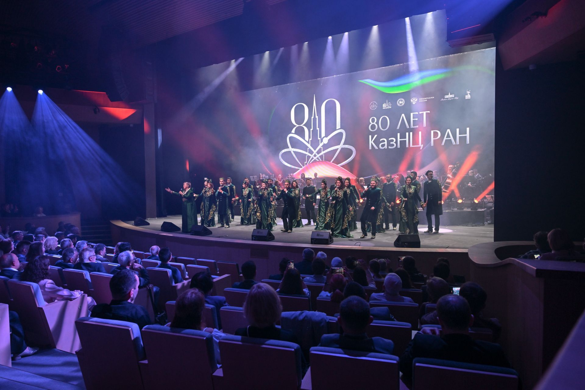 Минниханов в Казани вручил Арбузовскую премию ученому из Венгрии