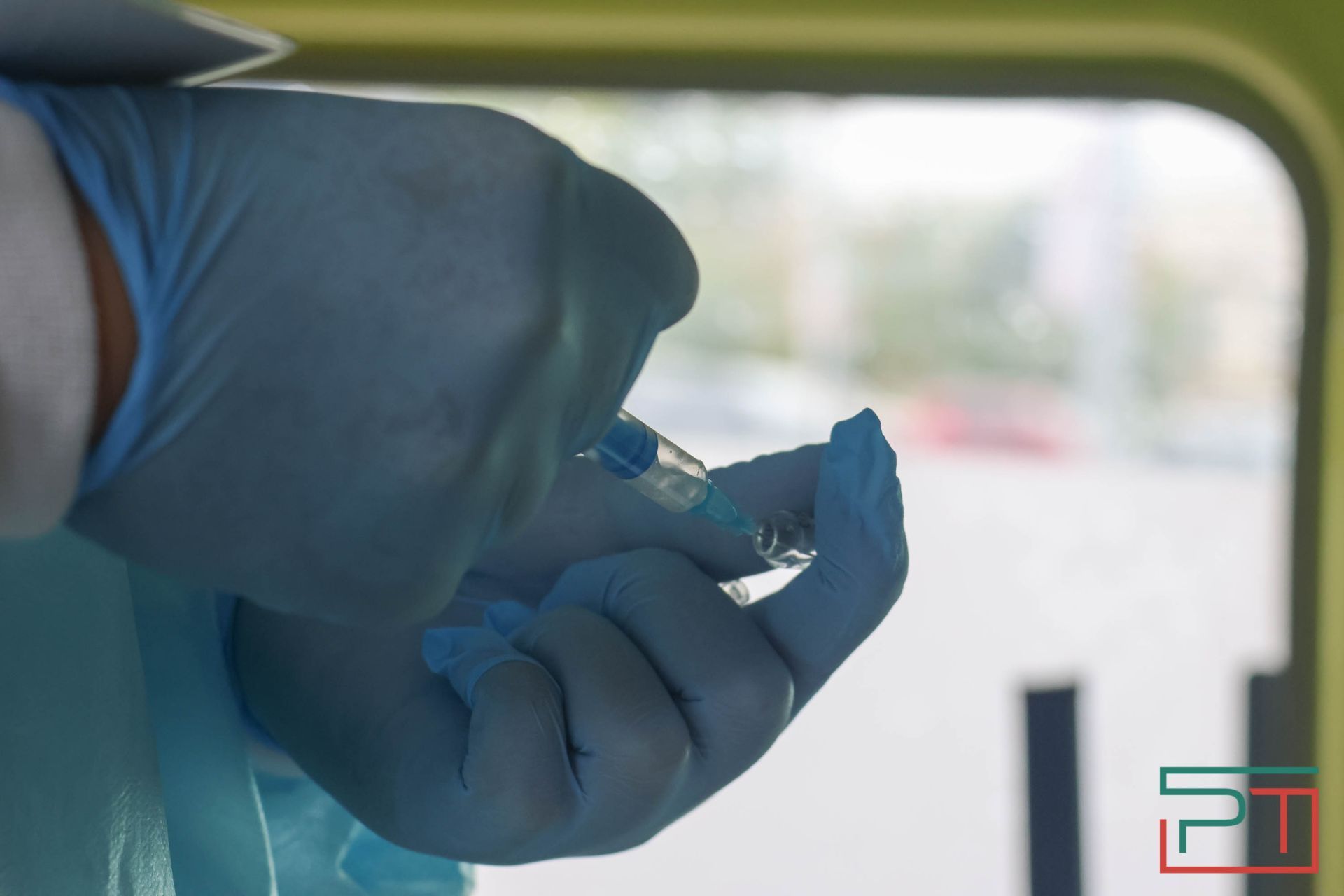 У станций метро в Казани начали работу пункты вакцинации