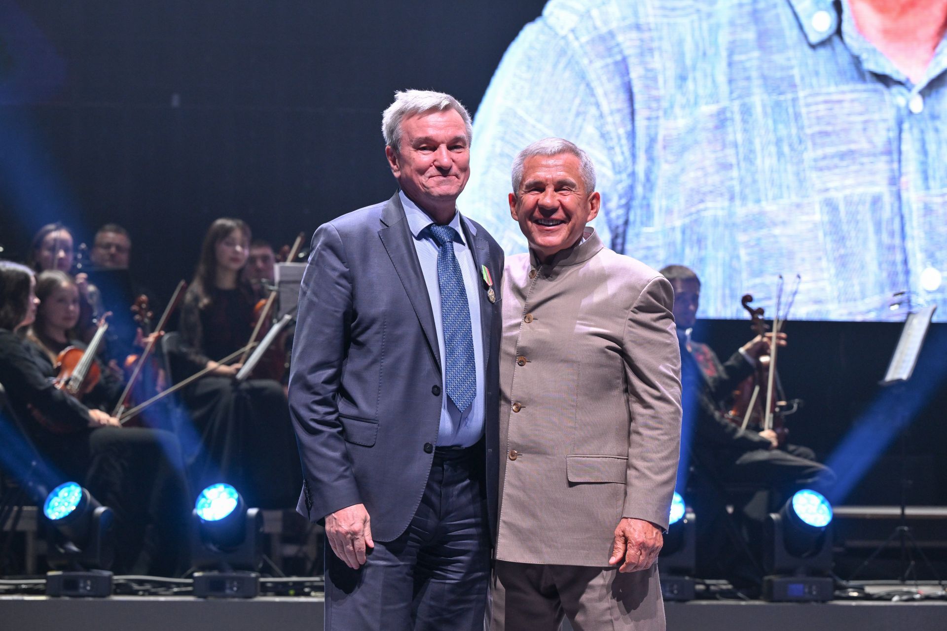 Минниханов в Казани вручил Арбузовскую премию ученому из Венгрии