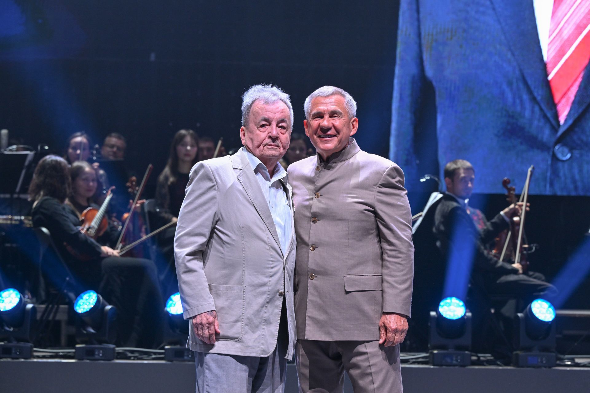 Минниханов в Казани вручил Арбузовскую премию ученому из Венгрии