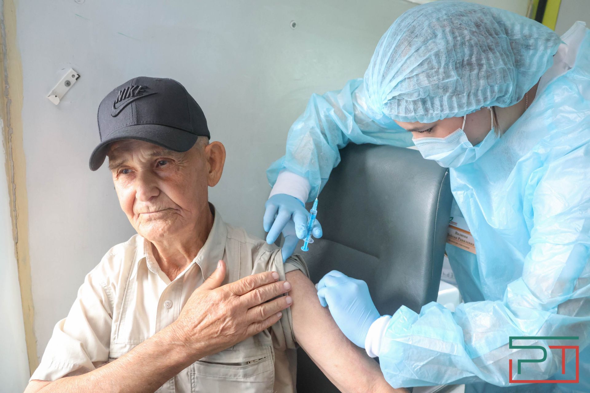 У станций метро в Казани начали работу пункты вакцинации